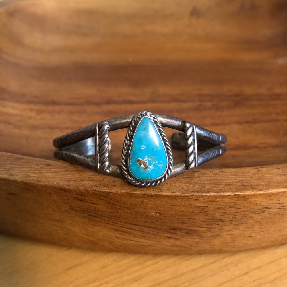 Vintage turquoise bracelet with rope detail